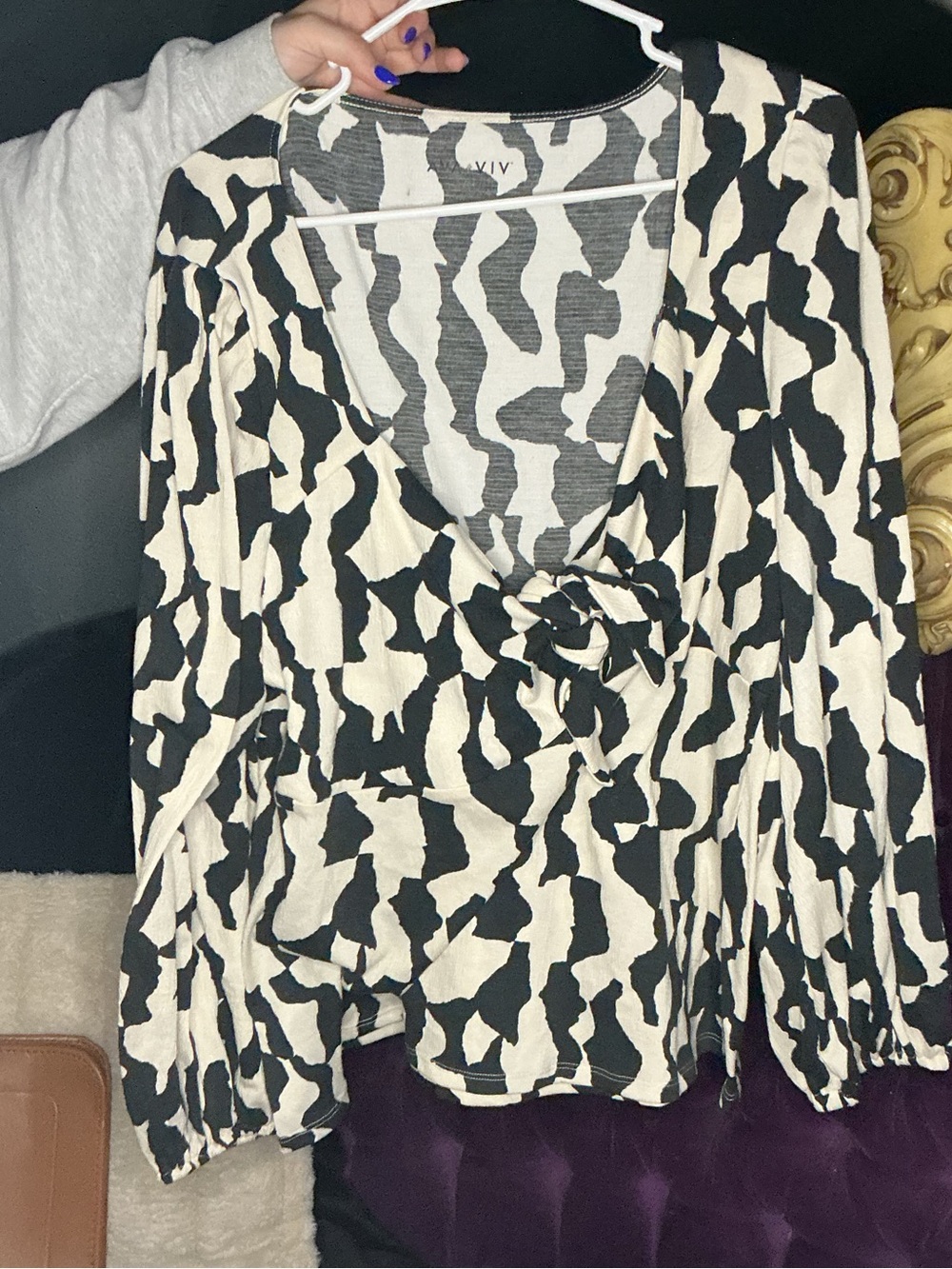 Ava & Viv Black and Cream Printed V-Neck Twist-Front Long Sleeve Top